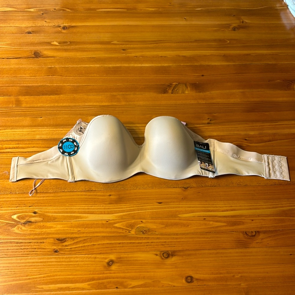 Bali smoothing strapless underwire bra size 34D New with tags. Nude color.